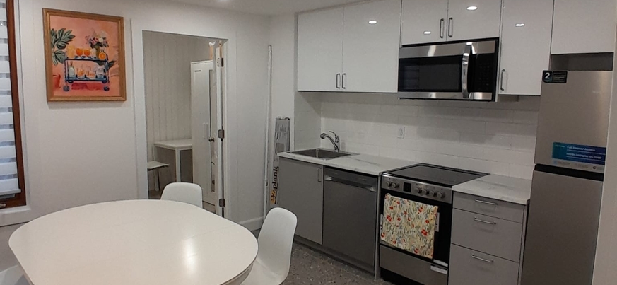 Logement idéal pour 2 étudiants ou petite famille métro Berri UQAM