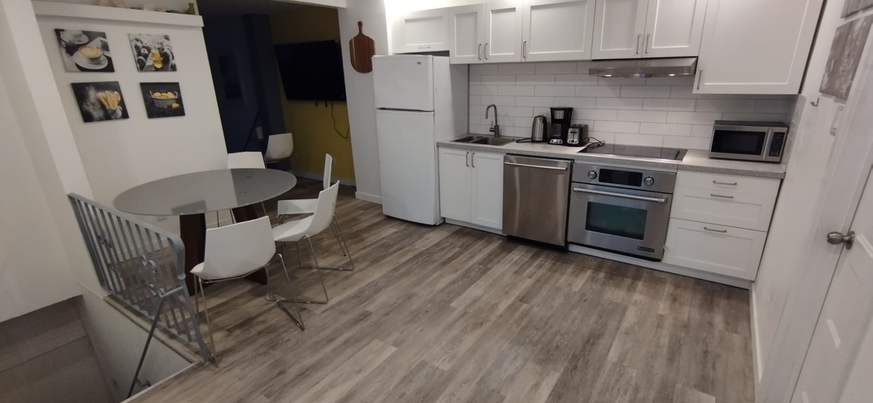 Grand 4 1/2 meublé tout compris métro Longueuil