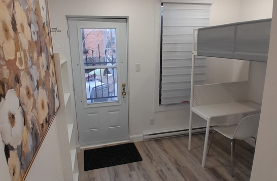 Title Apartment for 2 students or a small family near Berri-UQAM metro