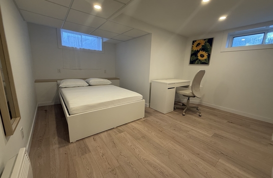 Grande chambre meublée métro Longueuil Grande chambre meublée métro Longueuil