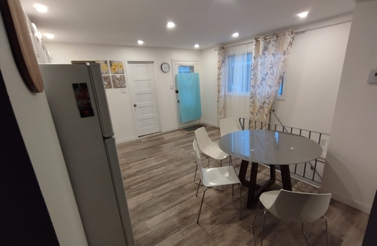 Grand 4 1/2 meublé tout compris métro Longueuil Grand 4 1/2 meublé tout compris métro Longueuil